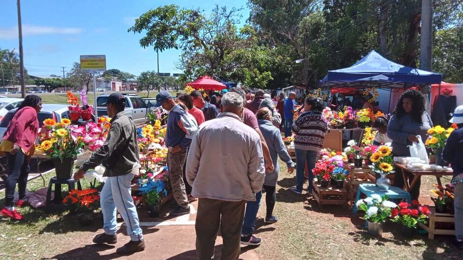 Movimento no cemitério de Campo Grande neste feriado