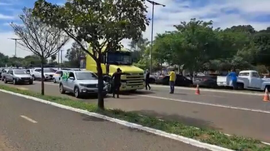 Caminhão pegou a lateral do veículo de manifestante na Duque de Caxias