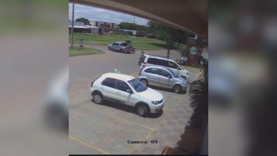 Motociclista voa sobre caminhonete