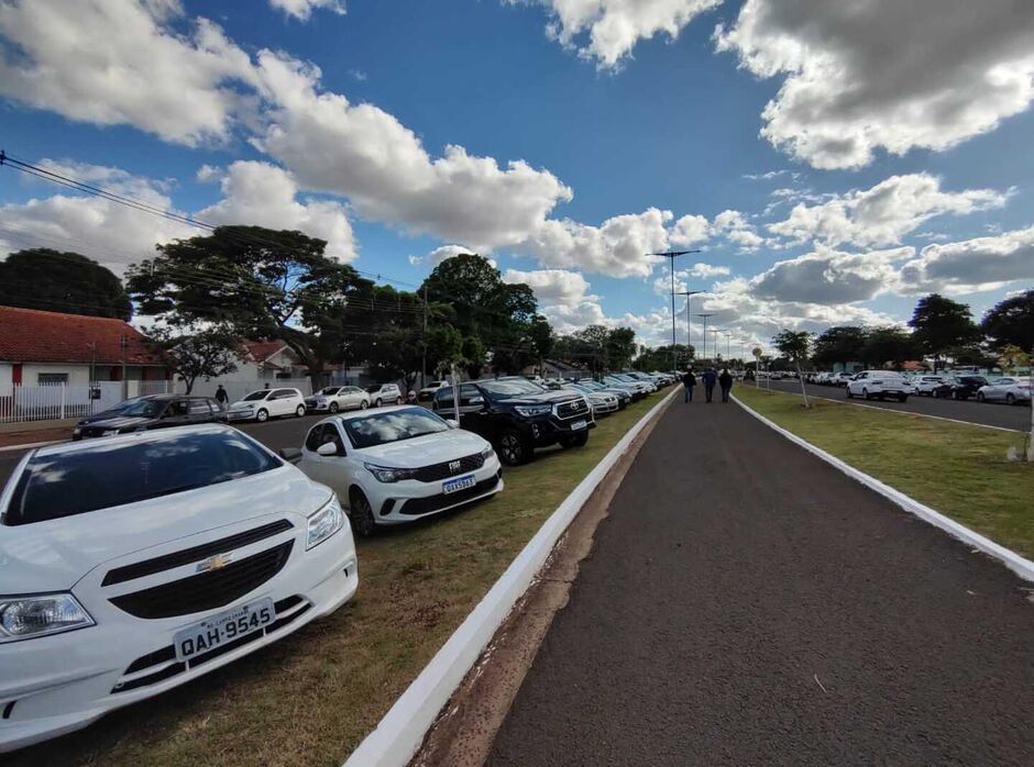 Carros estacionados no canteiro central da avenida