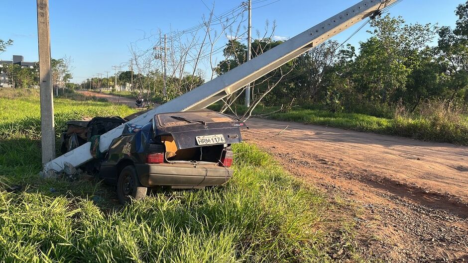 Carro ficou completamente destruído após acidente com o poste