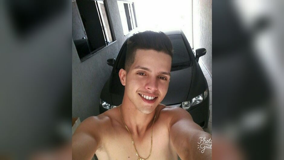Familiares e amigos dão forças a mãe de Gabriel após a morte do rapaz