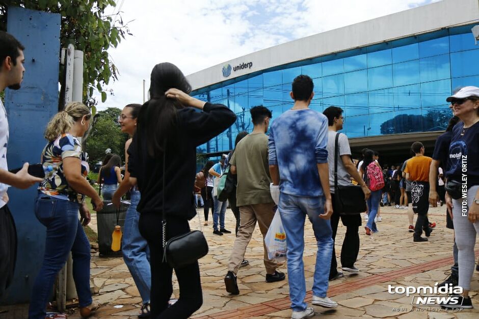 Centena de estudantes realizando primeiro dia de prova do Enem