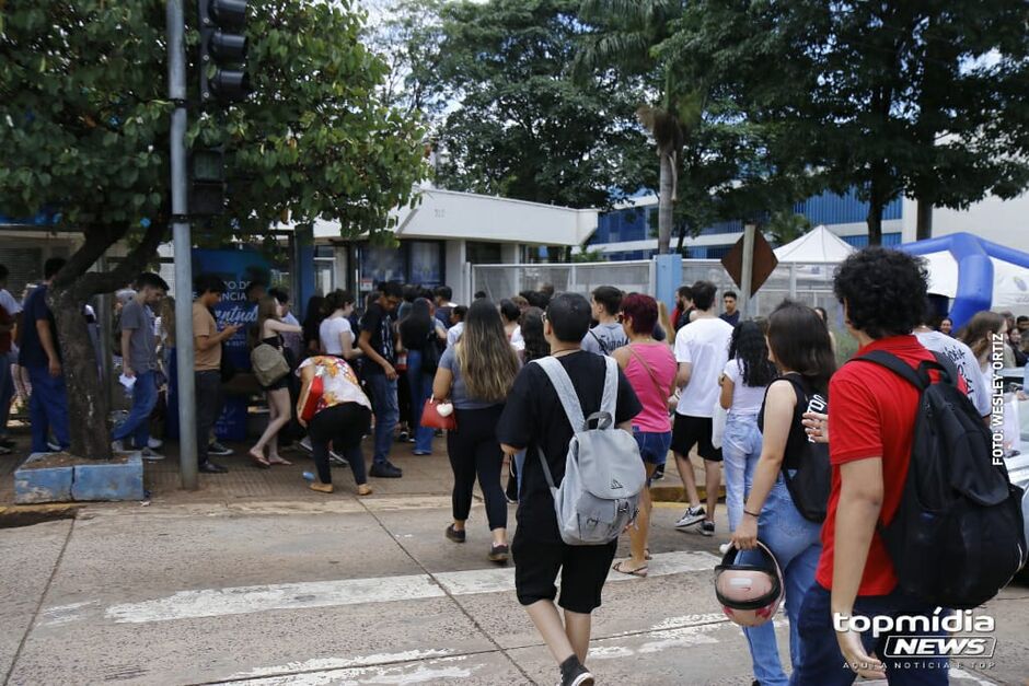 Centena de estudantes realizando primeiro dia de prova do Enem