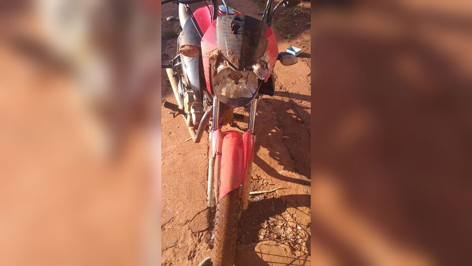 Motocicleta ficou com diversas avarias após a batida