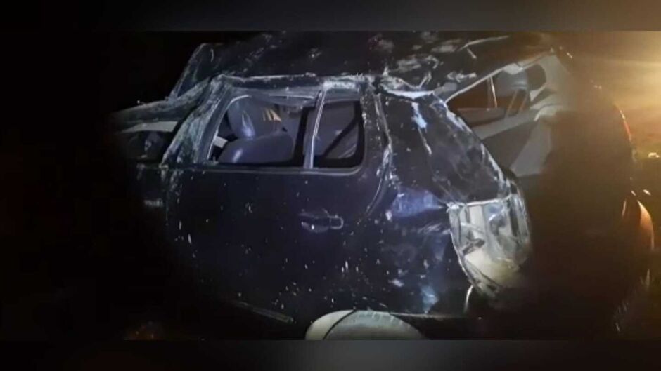 Carro ficou completamente destruído