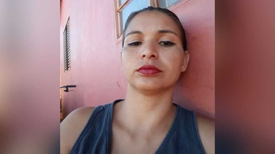 Edilaine foi arremessada da moto contra um poste após rampar sobre um quebra-molas