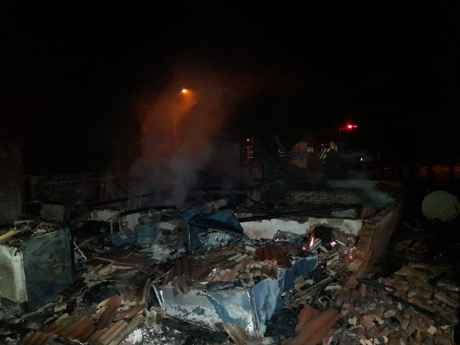 Casa ficou completamente destruída