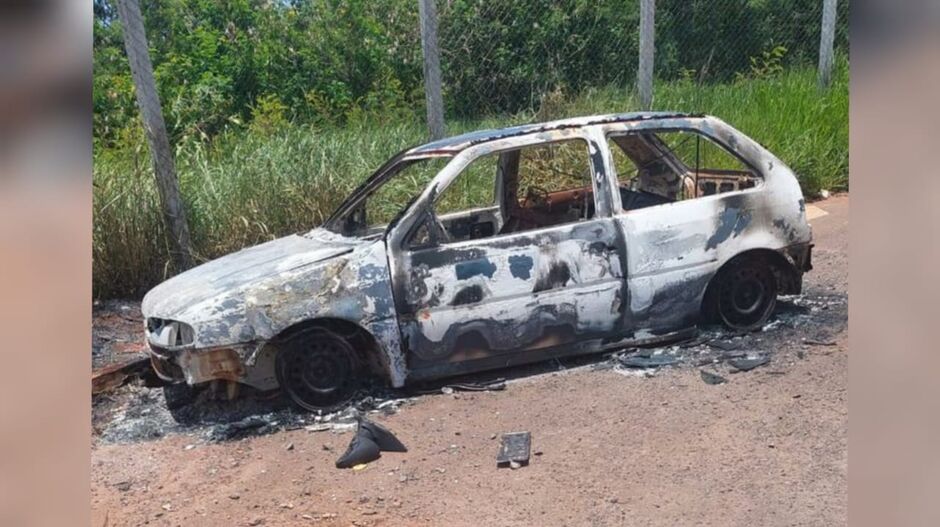 Carro ficou totalmente destruído