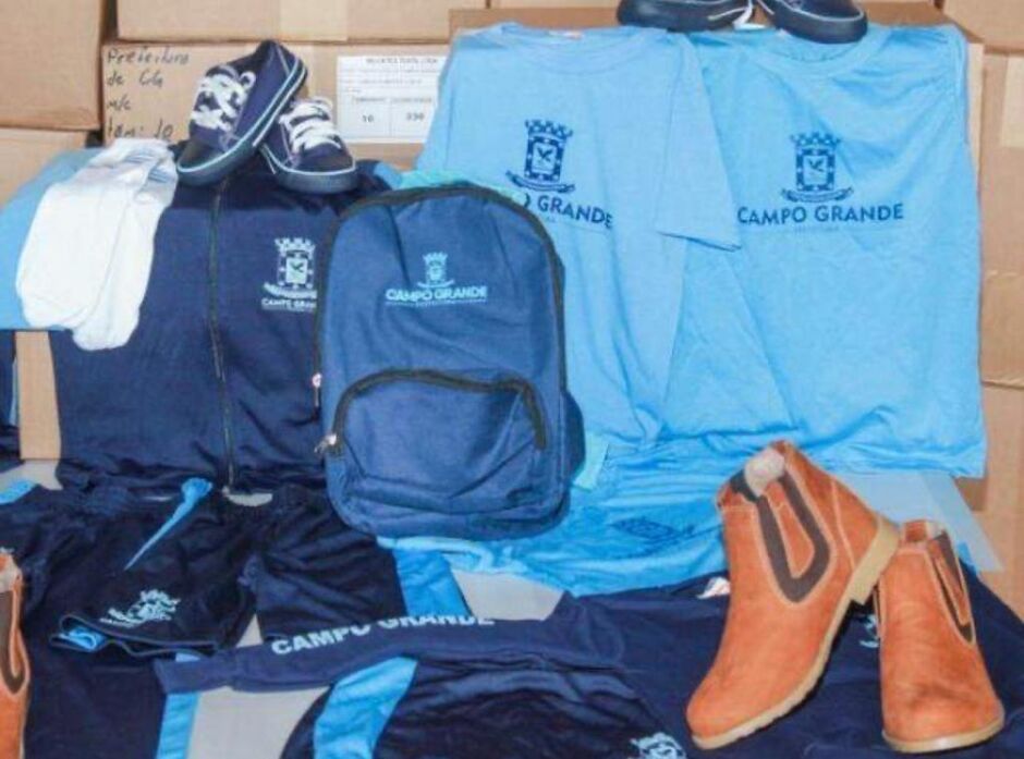 Uniforme escola entregue aos alunos