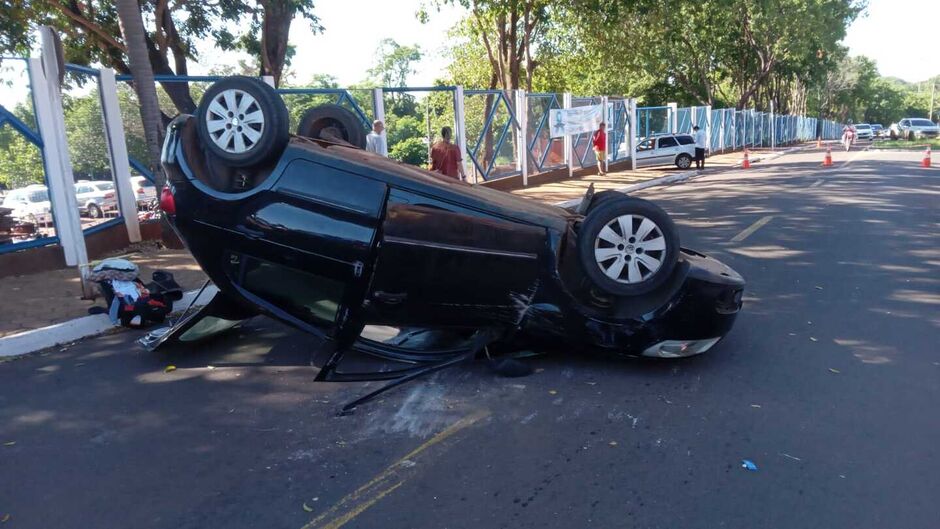 Carro capotou na avenida Filinto Muller