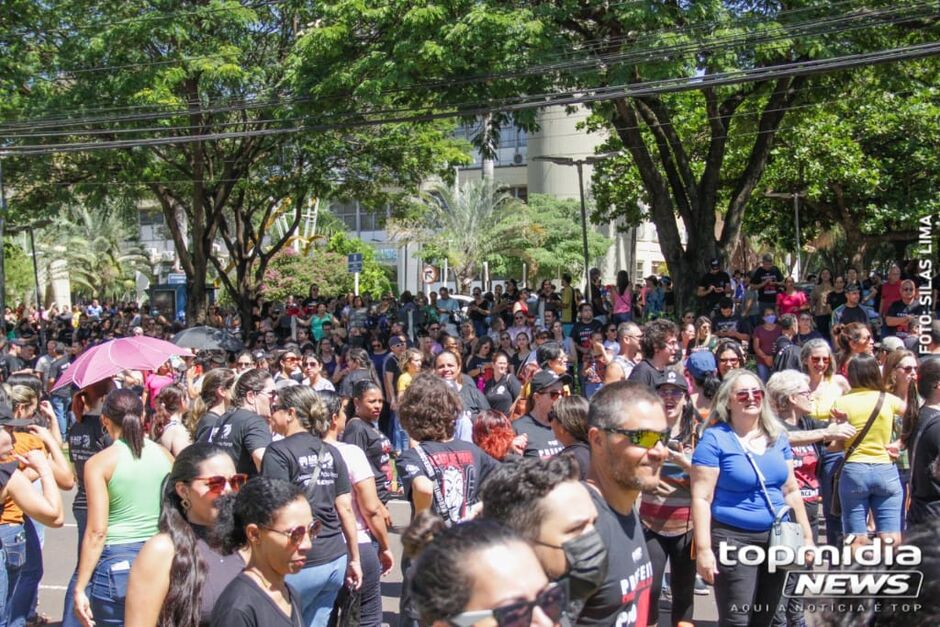 Milhares de professores protestam em frente a Prefeitura de Campo Grande