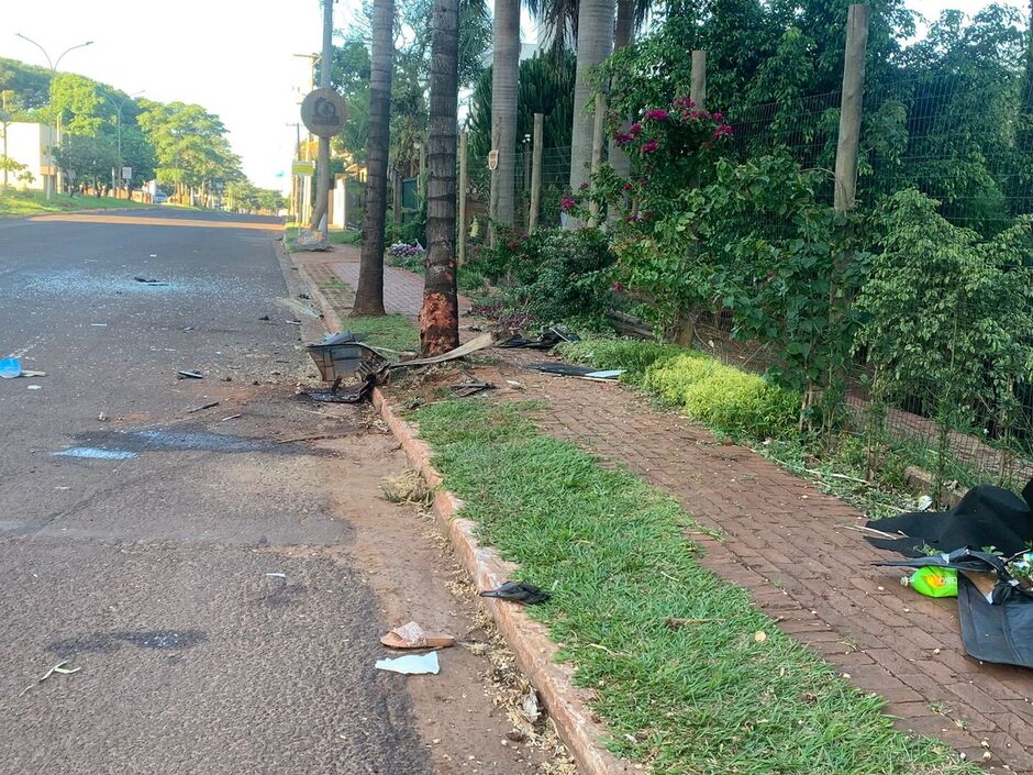 Veículo ficou completamente destruído