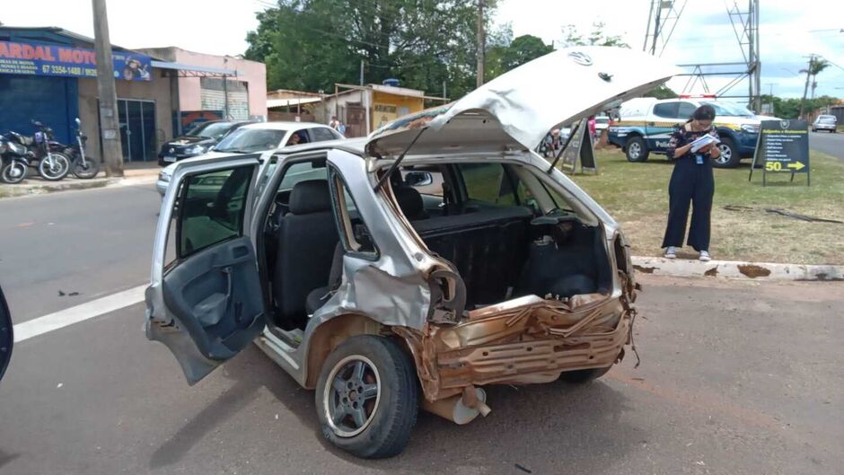 Veículo ficou completamente destruído