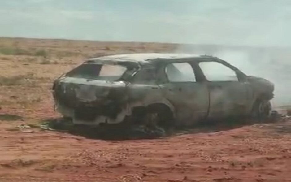 Carro ficou completamente destruído