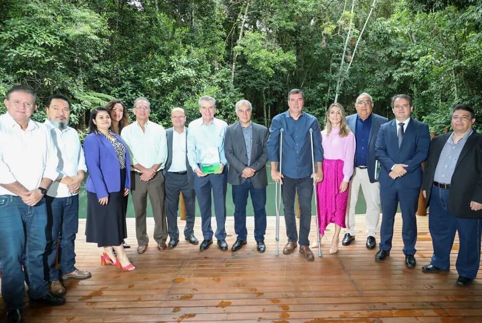 Membros de Poderes recebem relatório da Transição 