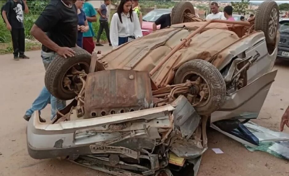 Ve&iacute;culo ficou completamente destru&iacute;do