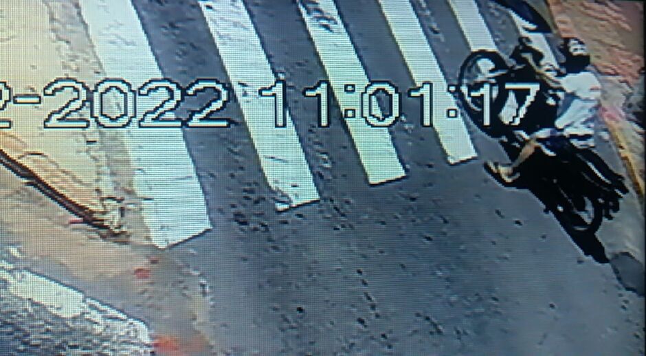 Suspeito de camiseta branca fugiu com a moto 