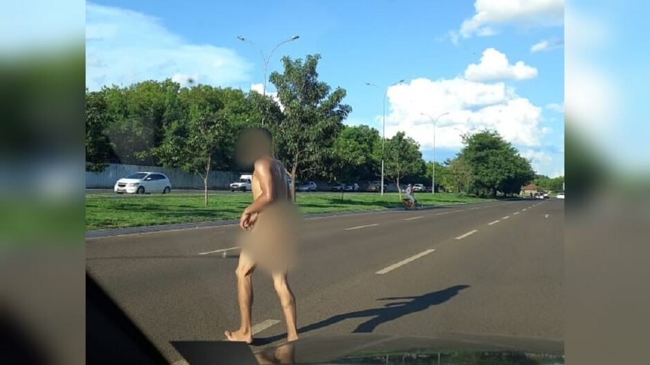 Homem pelado causou espanto em motoristas 