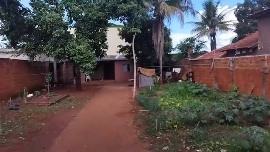 Vítima foi atingida por tiros após invadir uma residência