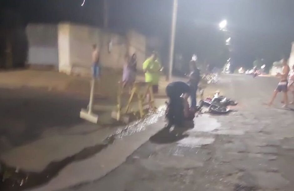Vítima ficou jogada na rua após acidente 
