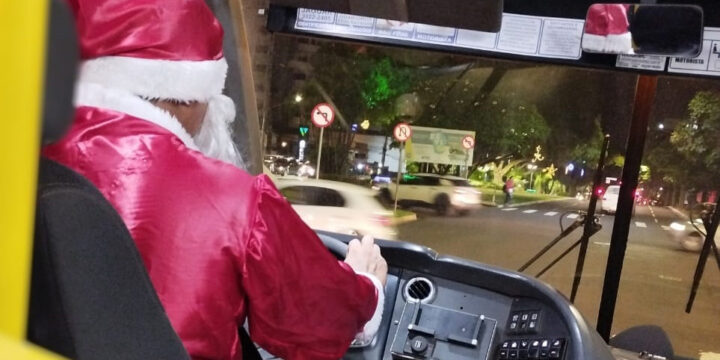Papai Noel dirige até a cidade do Natal