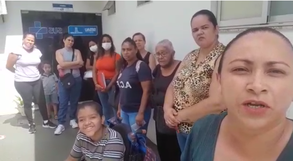 Familiares na Sesau aguardando uma resposta