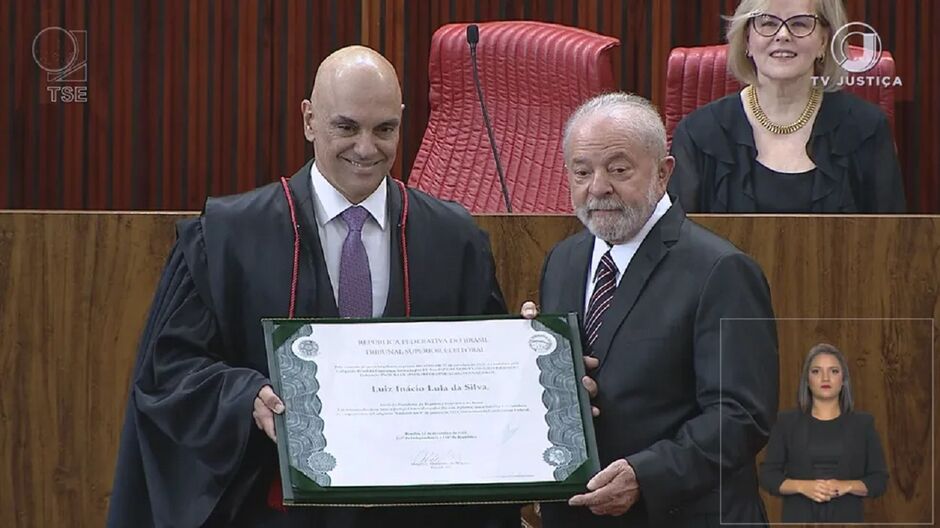 Lula recebe diploma de Alexandre de Moraes 