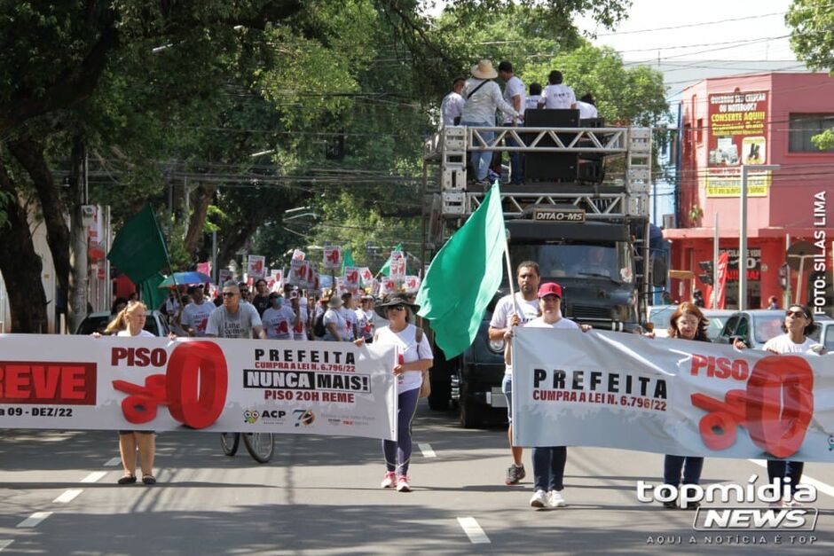 Professores realizam passeata e pedem pagamentos