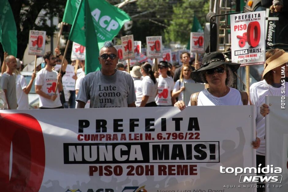 Professores realizam passeata e pedem pagamentos