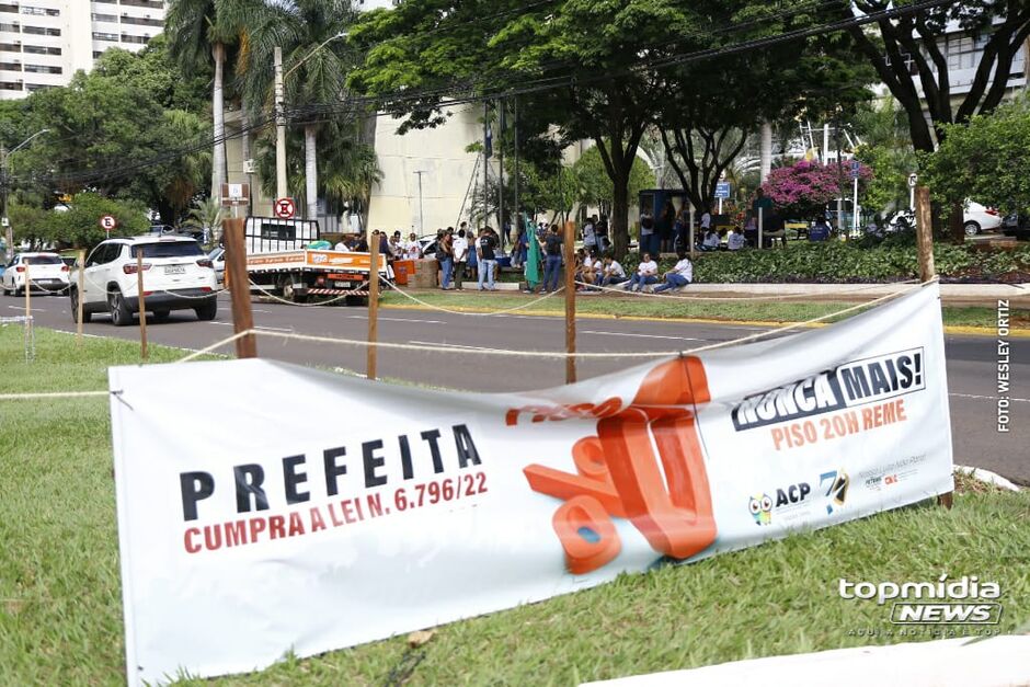 Prefeita Adriane Lopes cercou canteiro em frente a Prefeitura