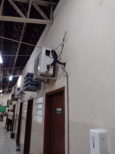 Corredor molhado, mofo e até mesmo ar condicionado em mal funcionamento são umas das reclamações