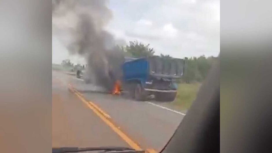 Veículo ficou em chamas nas margens da rodovia