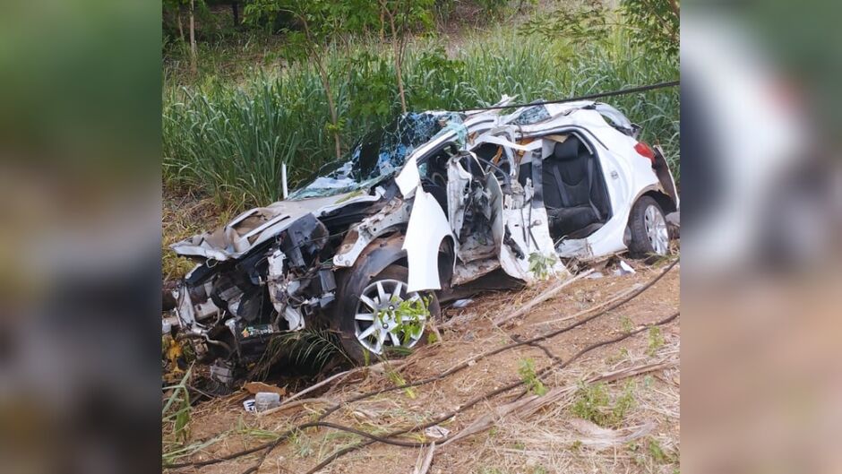 Carro ficou completamente destruído