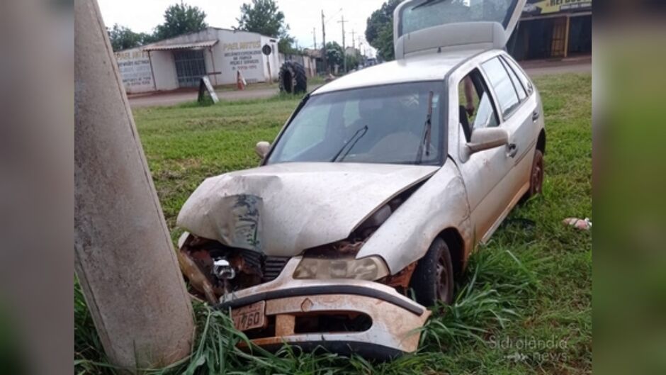 Carro ficou completamente destruído