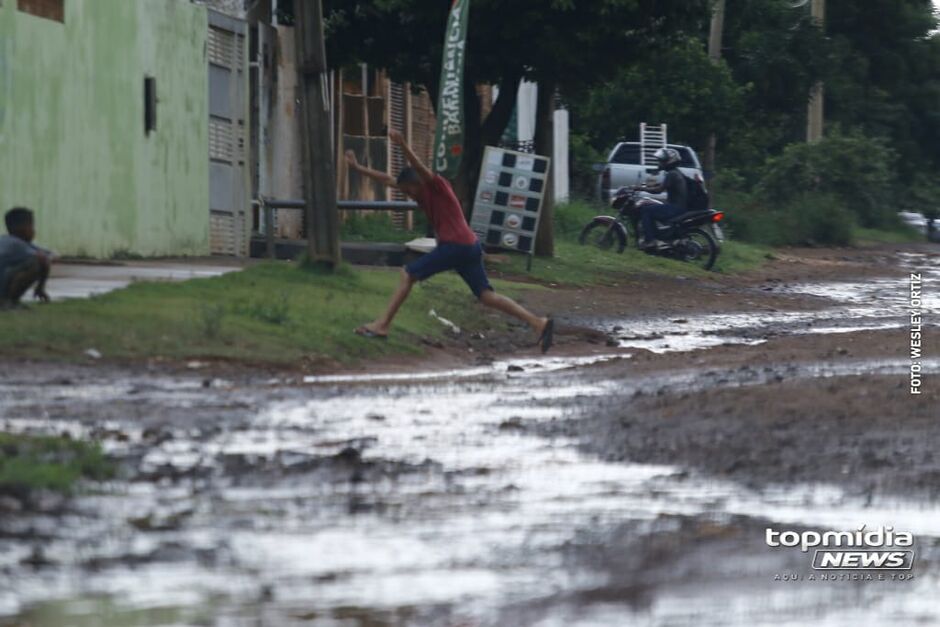 Do início ao fim, rua é esburacada, lamaçal e muito pedregulho