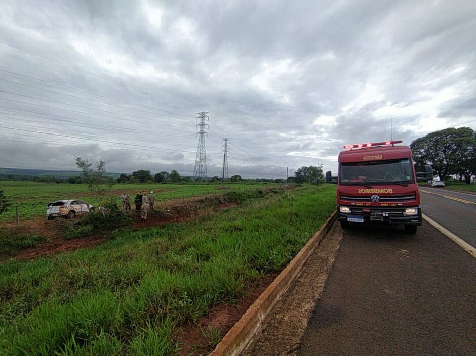 Carro parou às margens da rodovia