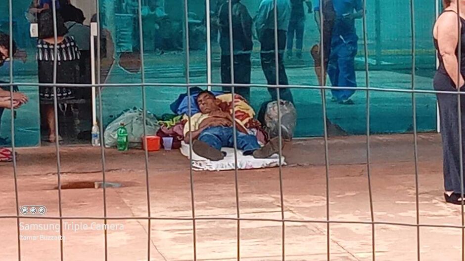 Homem dorme tranquilamente na porta da UPA