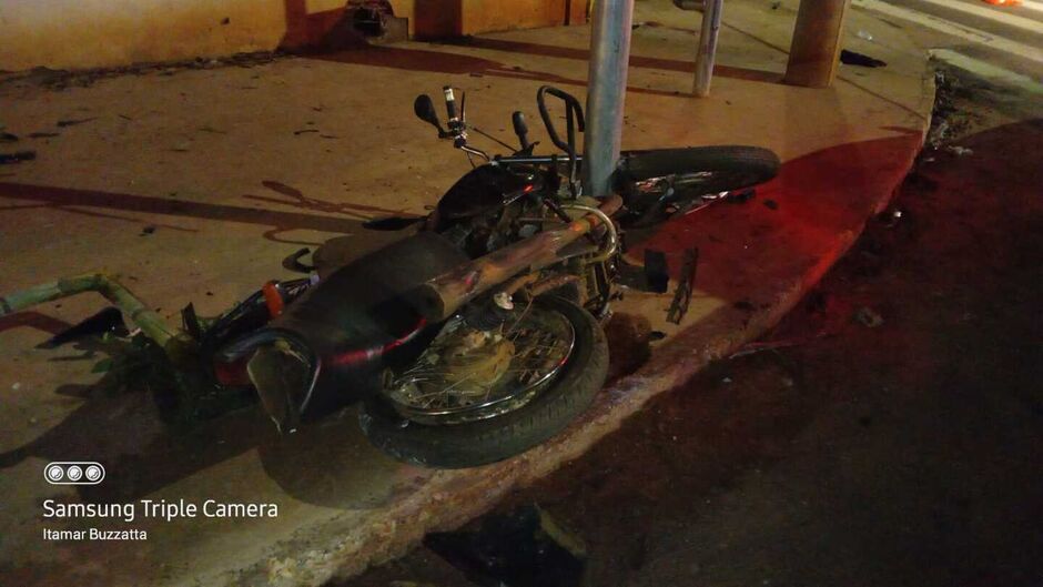 A moto ficou completamente destruída