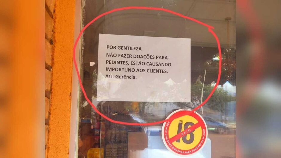 Anúncio está fixado na entrada da padaria