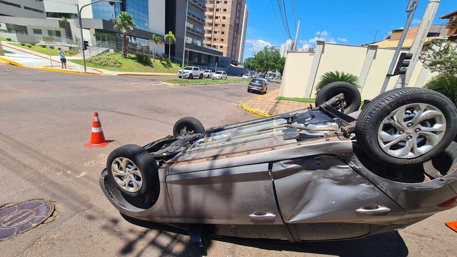 Veículo foi atingido por outro condutor que não respeitou a sinalização de trânsito