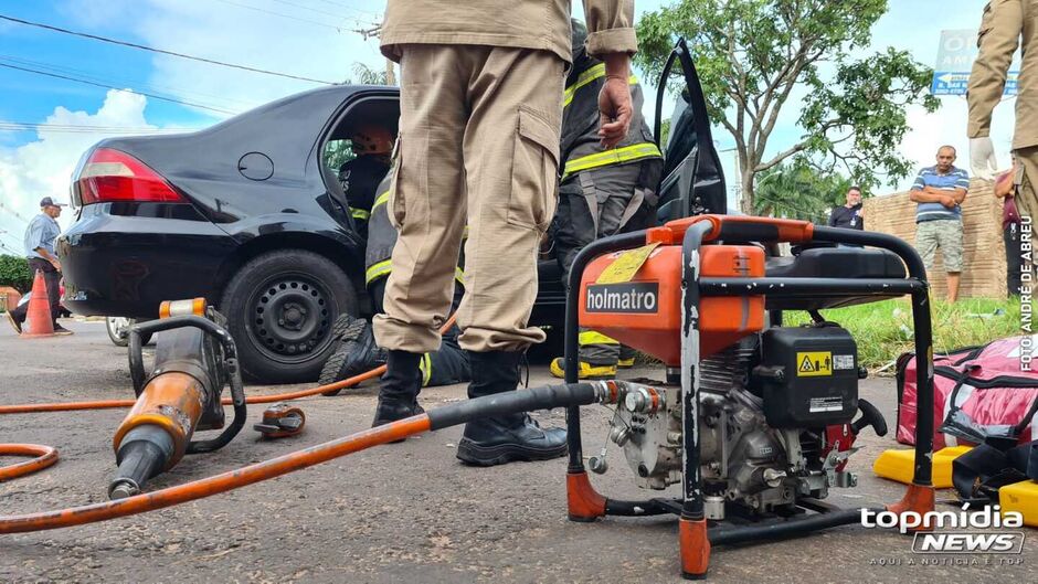 Prisma e Renault Logan se chocaram nas ruas Caxias do Sul e Dr. Meireles