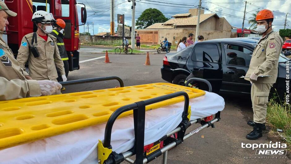 Prisma e Renault Logan se chocaram nas ruas Caxias do Sul e Dr. Meireles