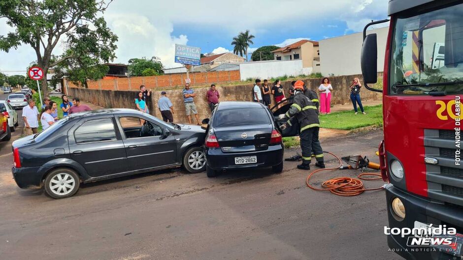 Prisma e Renault Logan se chocaram nas ruas Caxias do Sul e Dr. Meireles