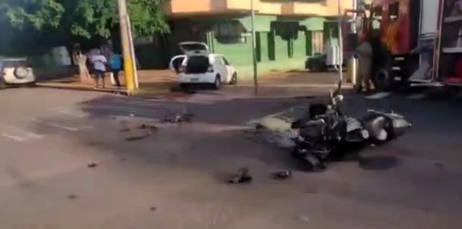 Motocicleta ficou destruída