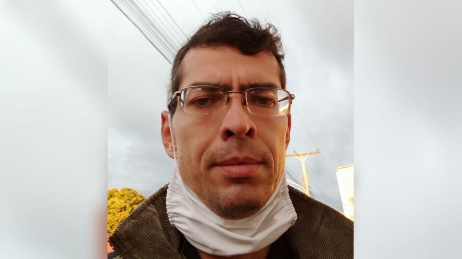 Com doença degenerativa que provoca fortes dores, Leonardo aguarda há meses por exames