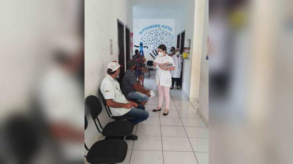 Profissional de enfermagem prestando atendimento UBS de Jaraguari 