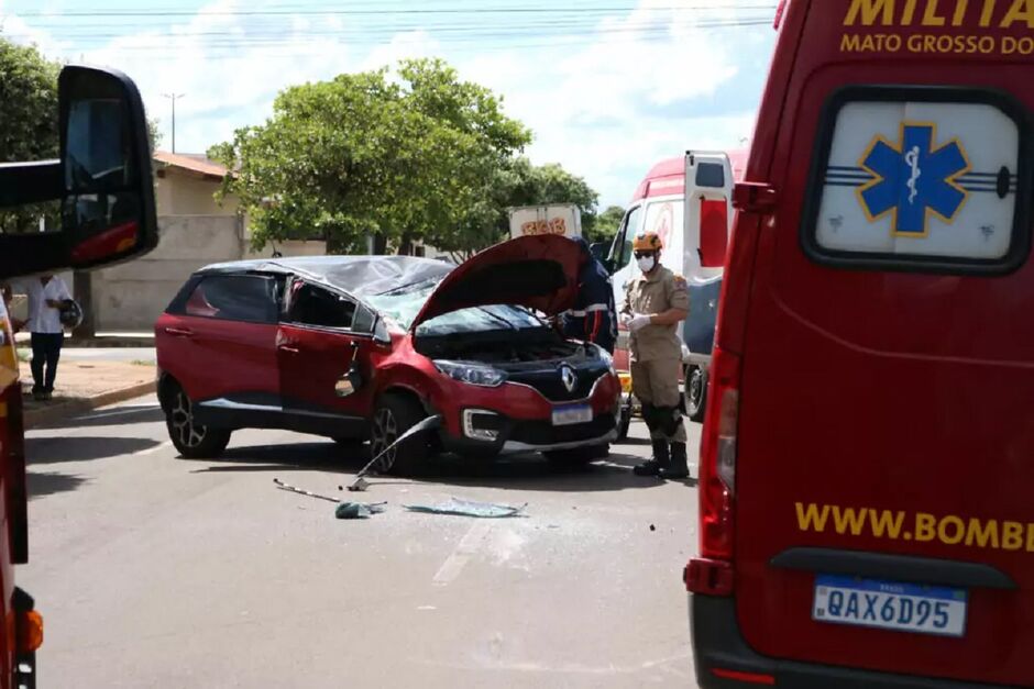 Renault capotou após bater em dois carros 