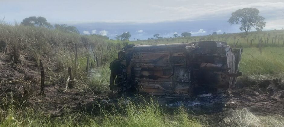 Carro foi completamente incendiado 