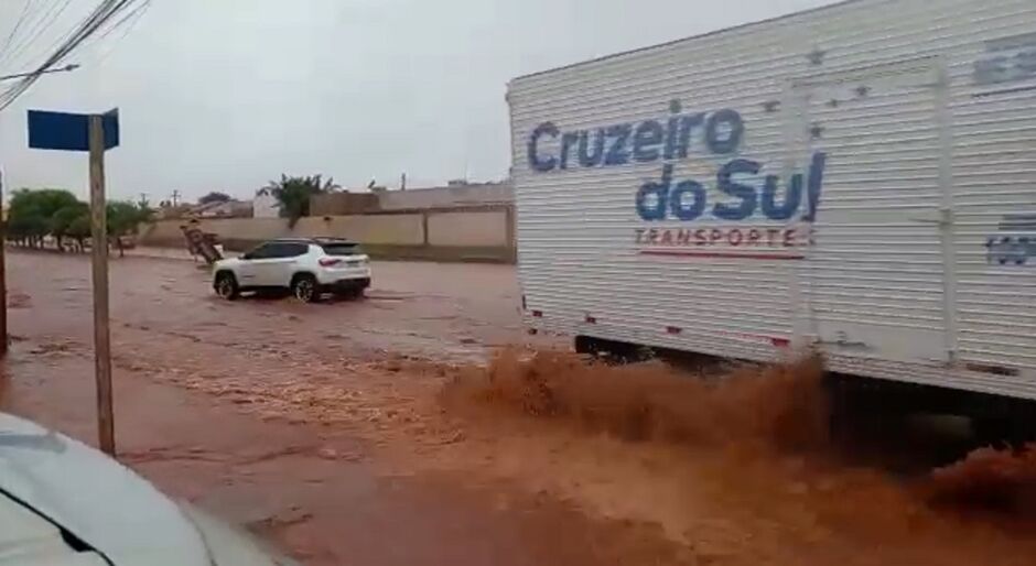 Morador lamenta alagamento na Rua da Divisão 